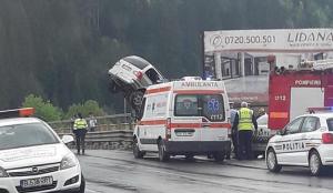 Maşină suspendată dincolo de podul de la Vama, din Suceava, după un accident spectaculos