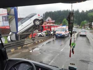 Maşină suspendată dincolo de podul de la Vama, din Suceava, după un accident spectaculos