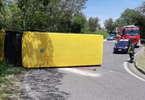 Un șofer român a răsturnat un microbuz școlar în Italia, cu 15 copii și a fugit (Video)