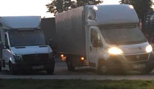 Şofer român, lăsat fără mâncare de un coleg în parcare: 'Mai bine hrăneai un câine'