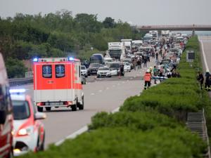 56 de ambulanţe şi 8 elicoptere trimise pe autostradă, unde un autocar cu 75 de oameni s-a răsturnat