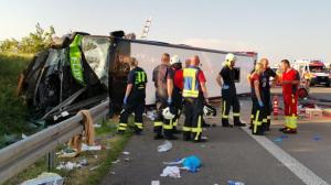 56 de ambulanţe şi 8 elicoptere trimise pe autostradă, unde un autocar cu 75 de oameni s-a răsturnat