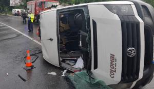 Primele imagini de la Capul Piscului, unde un microbuz a fost lovit de un TIR. 12 ambulanţe trimise la accident