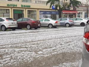 Peisaj de iarnă la Bacău, după ce oraşul a fost lovit puternic de grindină (Video)