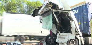 Şofer român mort în Belgia într-un accident groaznic. Cabina camionului s-a făcut praf într-o cisternă