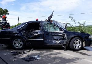 Un Audi a răsturnat un TIR în şanţ, lângă Marghita. Şoferul a evitat impactul cu un tractor