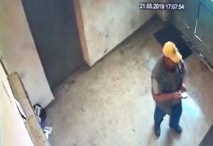 Imagini cu bărbatul care a atacat o fată într-o scară de bloc din Bacău. Au fost filmaţi de camerele de supraveghere