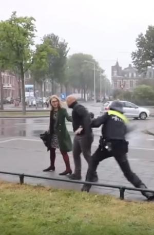 Poliţia olandeză i-a lovit pe românii care protestau în faţa ambasadei, la Haga, pentru că nu puteau vota (video)