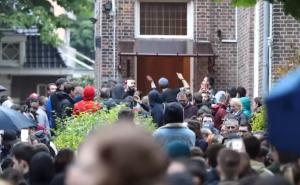 Poliţia olandeză i-a lovit pe românii care protestau în faţa ambasadei, la Haga, pentru că nu puteau vota (video)
