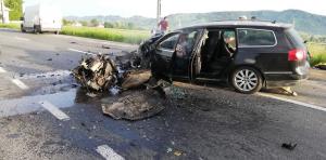 Imagini de groază la Viştea de Jos, unde un şofer a adormit la volan şi două maşini s-au făcut praf
