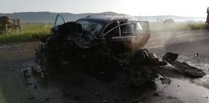 Imagini de groază la Viştea de Jos, unde un şofer a adormit la volan şi două maşini s-au făcut praf