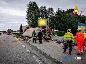 Şofer român de TIR strivit în cabină. Imagini cu pompierii italieni încercând să îl scoată viu dintre fiare