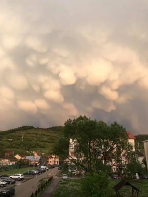 Norii Mammatus au băgat groaza în locuitorii oraşului Brad. Imagini unice