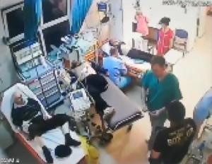 Medic de gardă la spitalul din Roman, bătut de un pacient nervos că nu a fost consultat (Video)