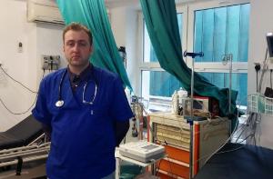 Medic de gardă la spitalul din Roman, bătut de un pacient nervos că nu a fost consultat (Video)