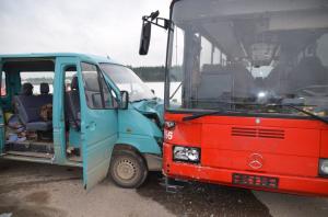 Doi şoferi români, unul cu autobuzul, unul cu microbuzul, accident în Germania. Mai mulţi români victime