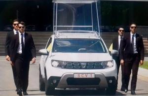 Cum arată Papamobilul, mașina cu care Papa Francisc se va plimba prin România