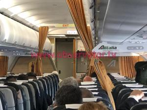 Imagini cu Papa Francisc în avion, în drum spre România