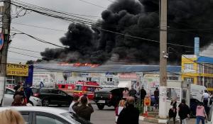 Incendiu uriaş la un centru comercial din Afumaţi