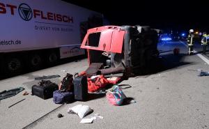 Imagini sfâșietoare de la microbuzul cu 10 români răsturnat în Germania: pantofi, mâncare și bagaje s-au împrăștiat pe șosea