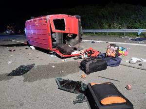 Imagini sfâșietoare de la microbuzul cu 10 români răsturnat în Germania: pantofi, mâncare și bagaje s-au împrăștiat pe șosea