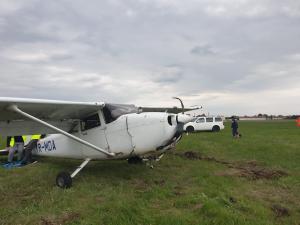 Un avion Cessna a ratat aterizarea la Strejnic, în Prahova, și s-a răsturnat