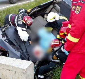 Accident groaznic în Sălaj, un băiat de 27 de ani a murit pe loc. Raul a adormit la volan şi s-a făcut praf într-un cap de pod