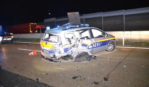 Un şofer român a făcut praf maşina poliţiei care dirija circulaţia, la un accident cu alt român, în Austria