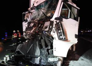 Un şofer român a făcut praf maşina poliţiei care dirija circulaţia, la un accident cu alt român, în Austria