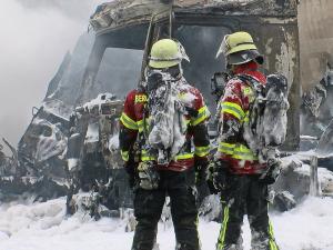 Au fost filmate arzând cele trei camioane făcute scrum în Germania, din vina unui şofer român