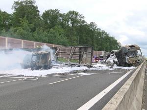 Au fost filmate arzând cele trei camioane făcute scrum în Germania, din vina unui şofer român
