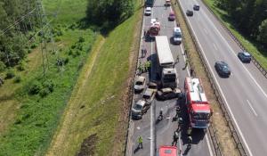 Şase morţi, 11 răniţi, după ce un camion a intrat în plin într-o coloană de maşini, pe autostradă, în Polonia
