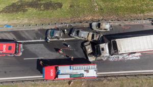 Şase morţi, 11 răniţi, după ce un camion a intrat în plin într-o coloană de maşini, pe autostradă, în Polonia