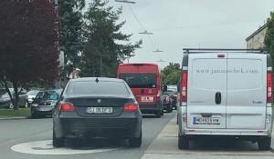 Româncă păcălită de alţi români, în Austria. Escrocii circulă cu BMW-ul şi sunt îmbrăcaţi frumos