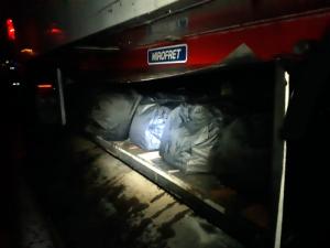 Doi şofer români prinşi în Franţa cu 200 kg de canabis, daţi de gol de instalaţia de frig de pe semiremorcă