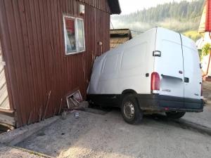 Şofer de microbuz mort în Suceava, a intrat cu maşina într-o casă, fiind strivit în cabină
