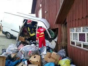 Şofer de microbuz mort în Suceava, a intrat cu maşina într-o casă, fiind strivit în cabină