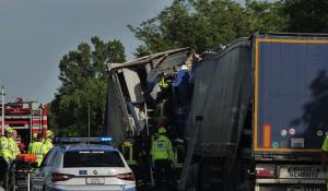 Şofer român de TIR strivit în cabină, a intrat în alt camion românesc, pe autostradă, în Italia (video)