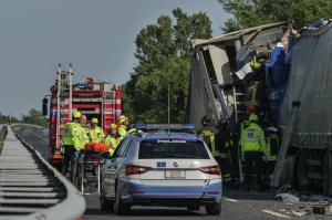 Şofer român de TIR strivit în cabină, a intrat în alt camion românesc, pe autostradă, în Italia (video)