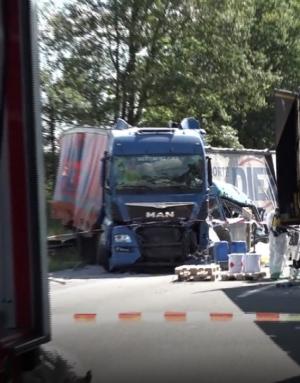 Un şofer român a zburat cu cabina de pe şasiu, în Germania. E pe moarte, după ce a lovit în plin un alt TIR