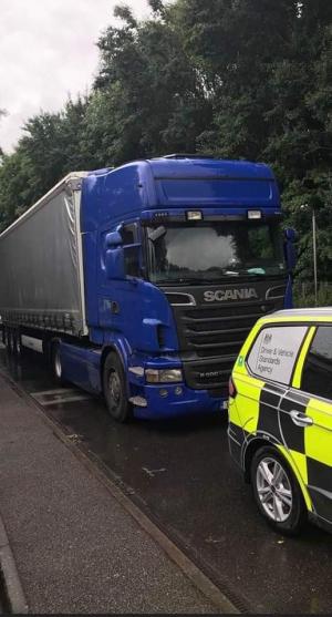 Şofer român de TIR prins cu "maimuţa" la cutia de viteze, în Anglia, le-a spus poliţiştilor că e de la Grădina Zoologică