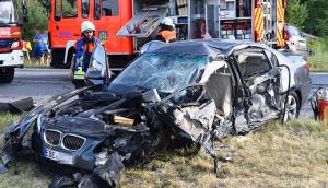 BMW de 35.000 €, făcut praf într-un TIR, pe o şosea din Germania. Şoferul a murit pe loc