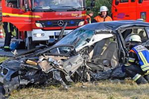 BMW de 35.000 €, făcut praf într-un TIR, pe o şosea din Germania. Şoferul a murit pe loc