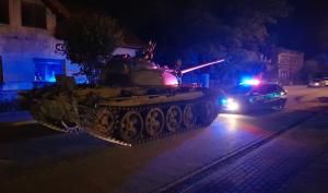 Polonez beat criță, prins în timp ce se plimba cu un tanc sovietic T-55