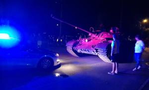 Polonez beat criță, prins în timp ce se plimba cu un tanc sovietic T-55