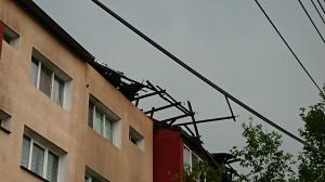O furtună puternică a zburat acoperişurile a două blocuri din Reşiţa (Foto)
