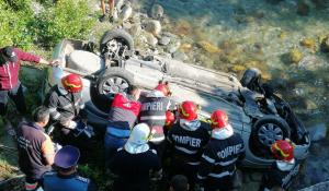 Trei morţi şi un rănit în comă, după un accident la Novaci, în Gorj. Au căzut cu maşina de pe pod, în Gilort