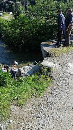 Trei morţi şi un rănit în comă, după un accident la Novaci, în Gorj. Au căzut cu maşina de pe pod, în Gilort