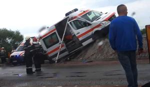 Şoferul unei ambulanţe a 'zburat' peste un sens giratoriu la Oşorhei