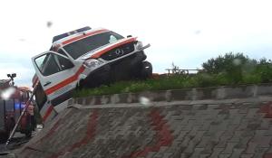Şoferul unei ambulanţe a 'zburat' peste un sens giratoriu la Oşorhei